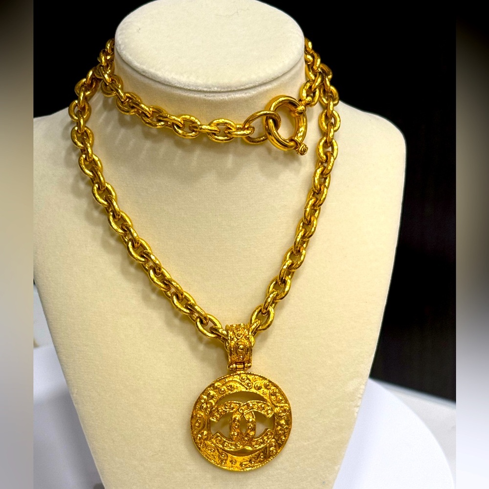 Vintage CHANEL Medallion CC 24K plated Chunky Long Necklace with COA with box